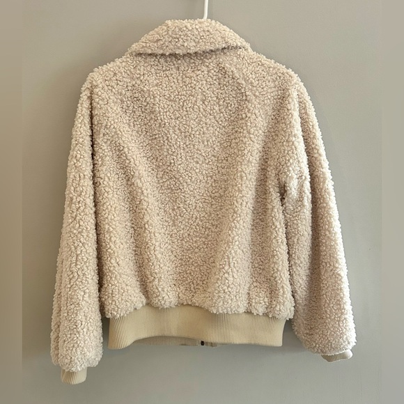 THE GREAT. The Sueded Toggle Sherpa Coat in Cream | Size 2/Medium - Picture 6 of 10